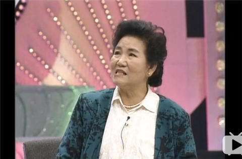 1998年,小品《功夫令,70岁的赵丽蓉上演硬核功夫秀,与巩汉林同台