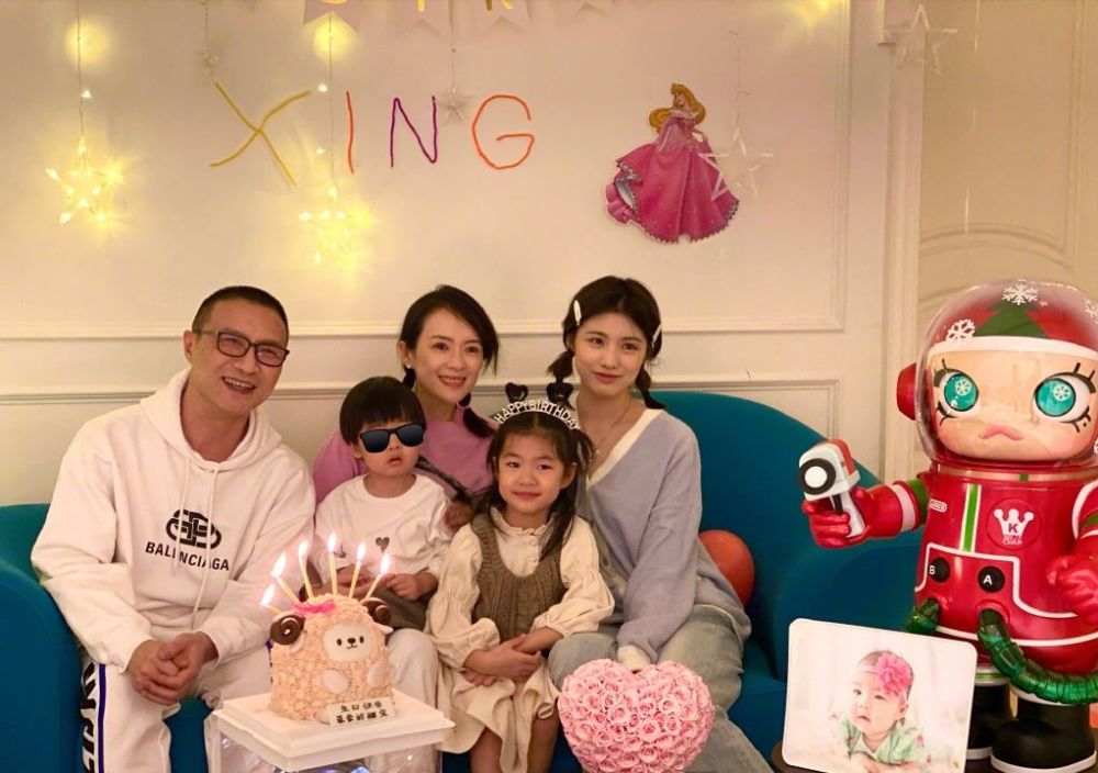 否认离婚后首合体,章子怡晒一家五口合照为醒醒庆生,小儿子可爱_腾讯