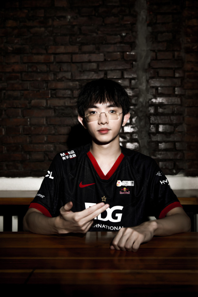 edg定妆照拍摄花絮:队服上带有星星