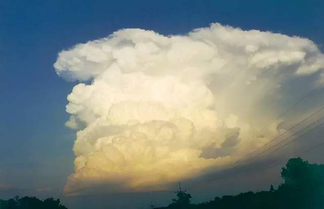 辽宁上空惊现"堡状云"专家称是地震的预兆