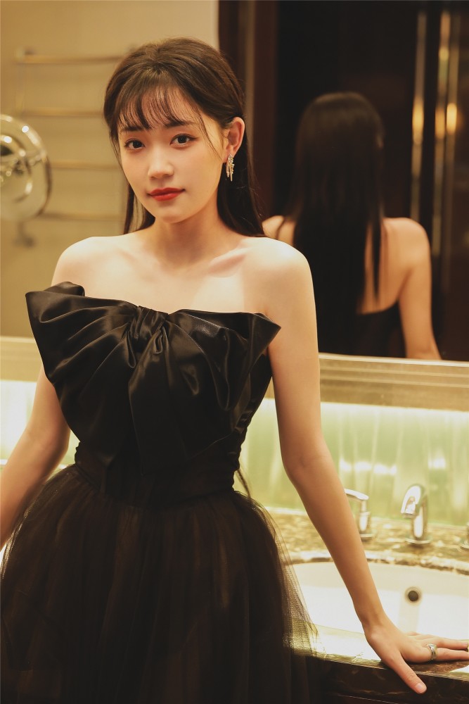 刘帅黑纱长裙亮相红毯甜美俏皮若黑天鹅少女