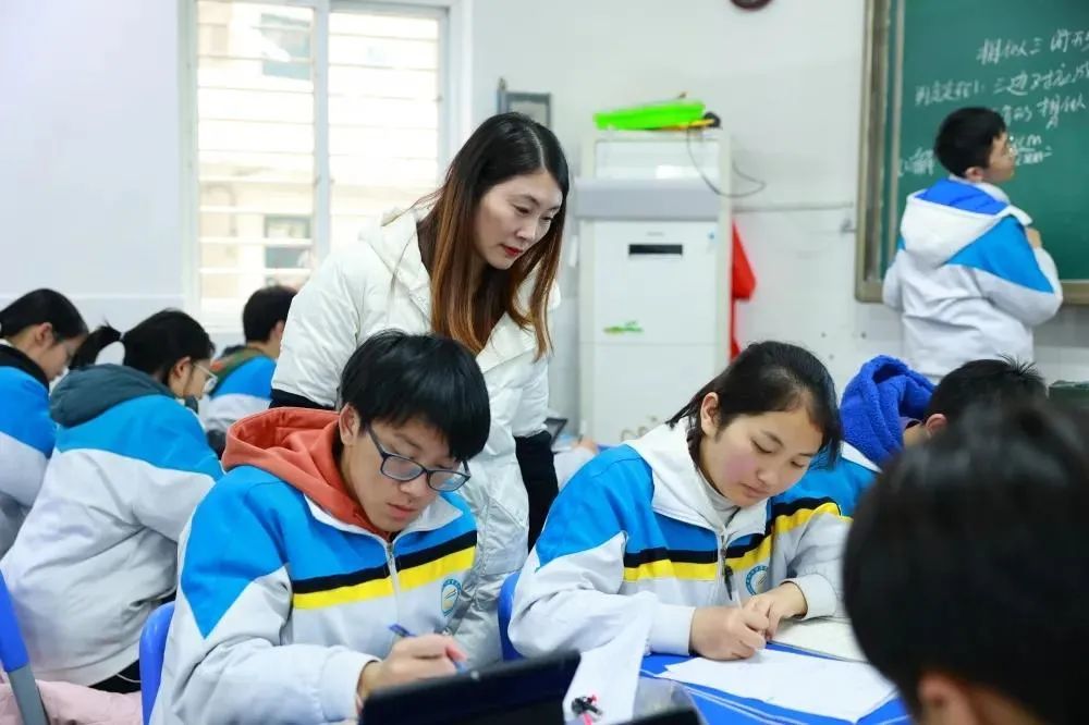 沙市六中校服图片