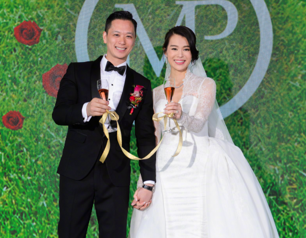 纪念日,他晒出自己和胡杏儿六年前和六年后的对比照,直呼对方为"老婆"