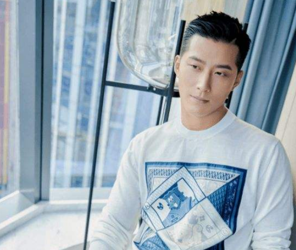 窦骁晒出自己的豪宅,家里不忘设计健身房,看来身材好是有原因的