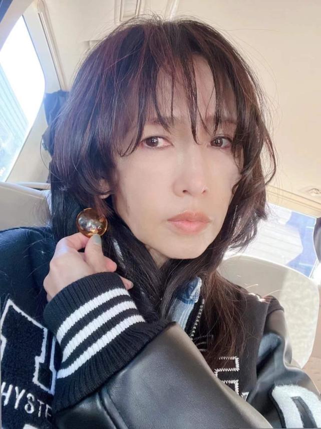 51岁工藤静香晒照三毛式刘海复古港味浓收藏高级珠宝名副其实大富婆