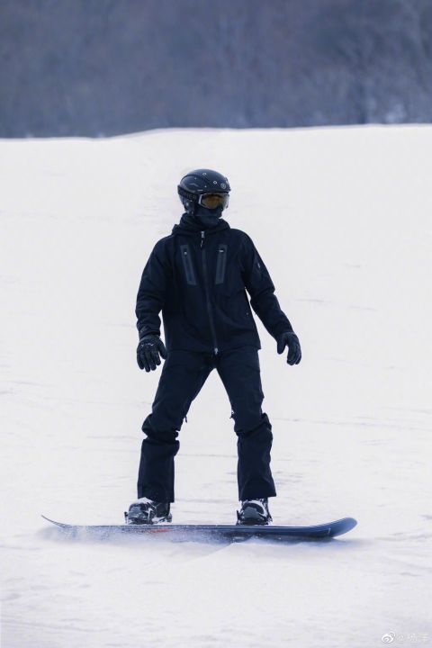 照片中,杨洋穿黑色滑雪服,全副武装帅气十足.