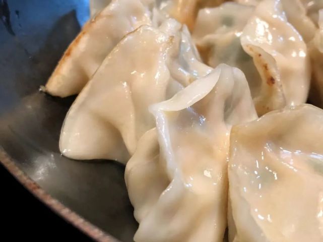 肉餡兒配比大約是豬肉60% 三文魚粒40%,餃子皮是菜場買的,所以煎出來