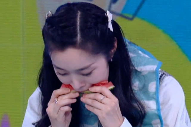 如不久前《快乐大本营》还未停播整改时,宋轶与《庆余年》剧组的其他