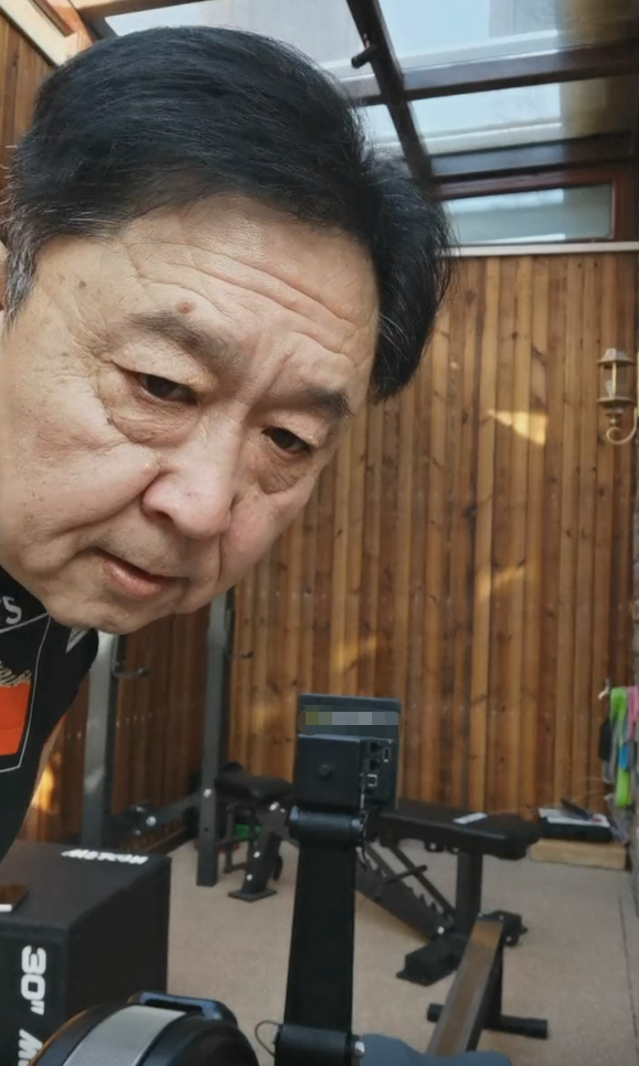 52岁于谦晒妻子同款健身,动作笨拙吃力,被侃配不上小10岁老婆