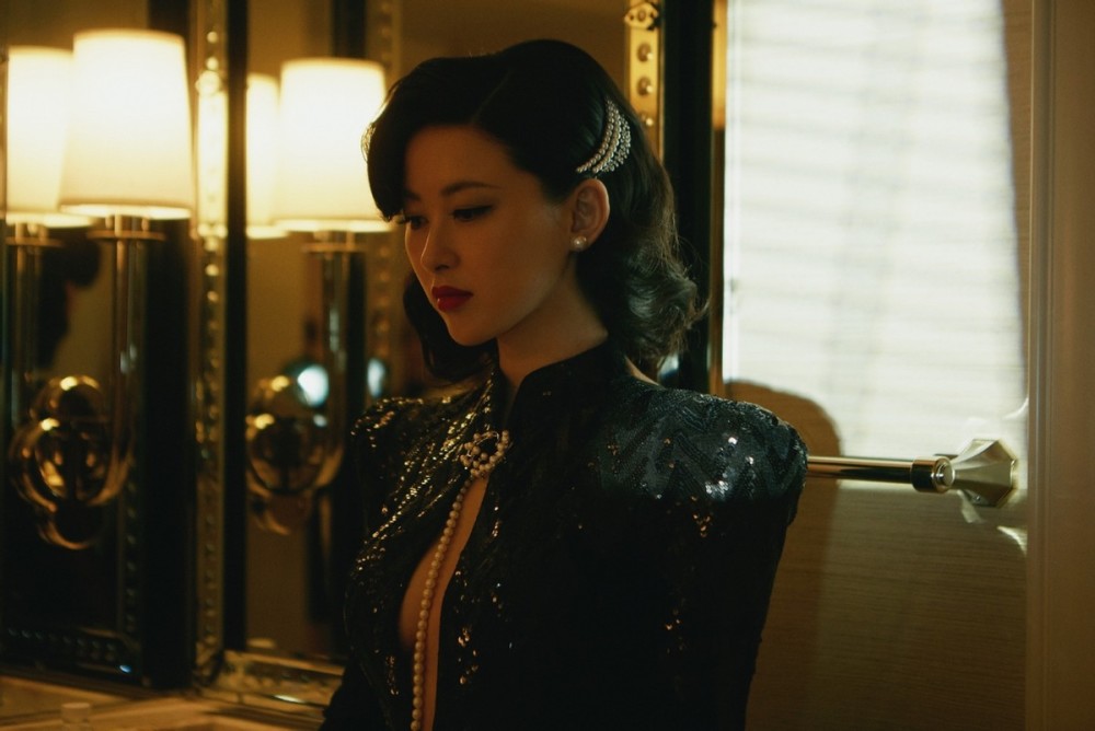 朱珠产后三个月晒身材胸口开衩露事业线身形纤瘦不见一点胖