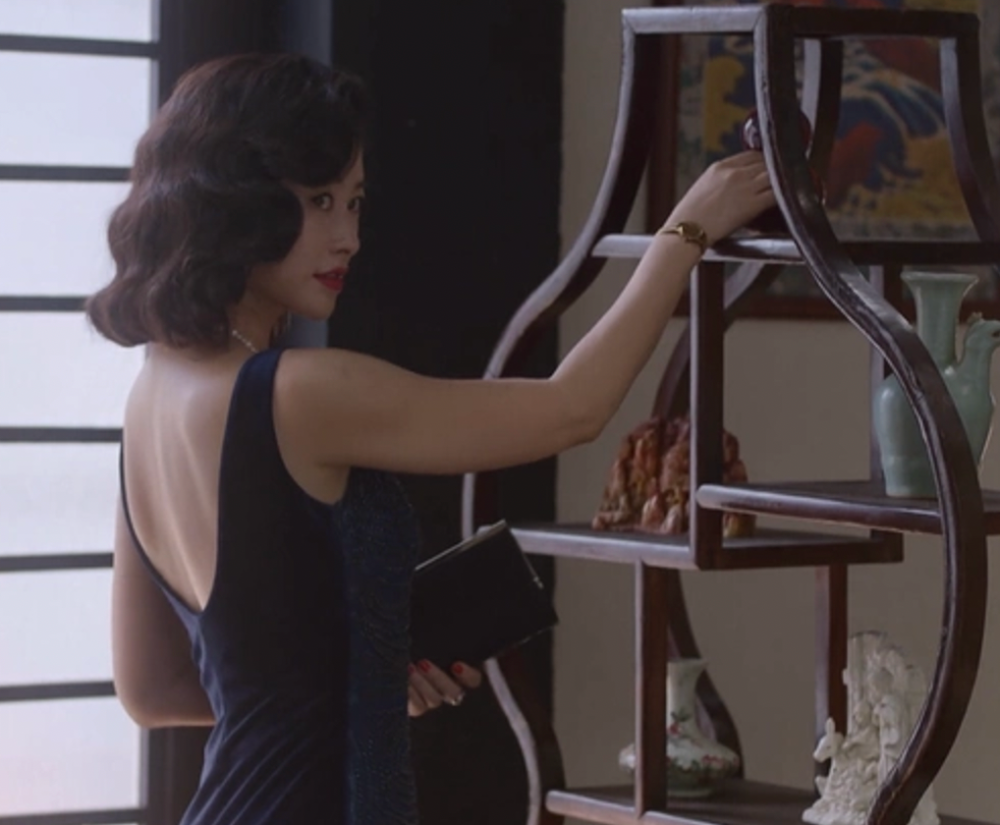 朱珠产后三个月晒身材!胸口开衩露事业线,身形纤瘦不见一点胖