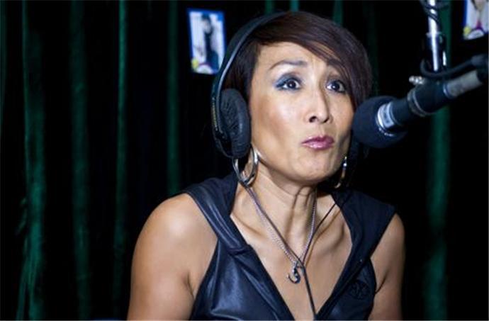 车祸流产,大哥去世,2婚嫁英国人,64岁没孩子,沈小岑还好吗?