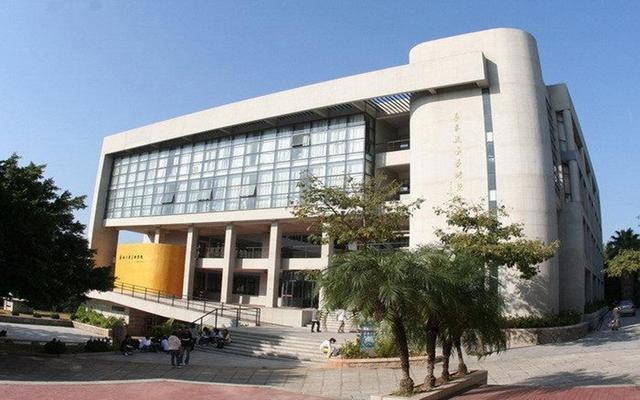 学校的特色专业有:建筑学,土木工程,旅游管理,中国语言文学,机械工程