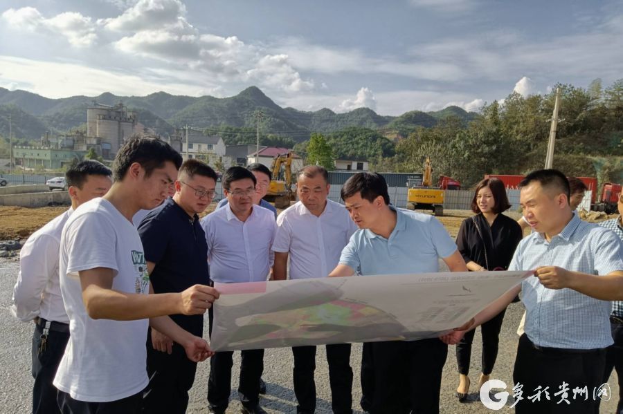 10月13日至15日,从江县委副书记,县长郭建强(中)赴湖南,江西开展招商