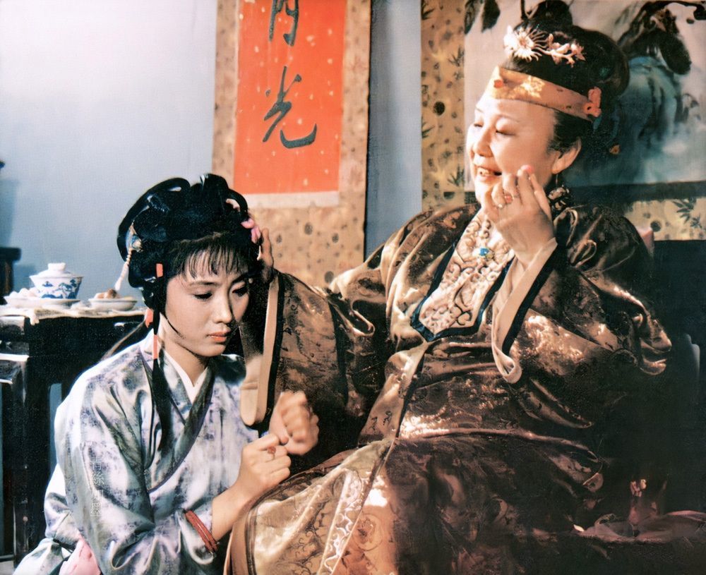 红楼梦贾赦强逼鸳鸯做妾贾母却大骂王夫人背后有三层深意