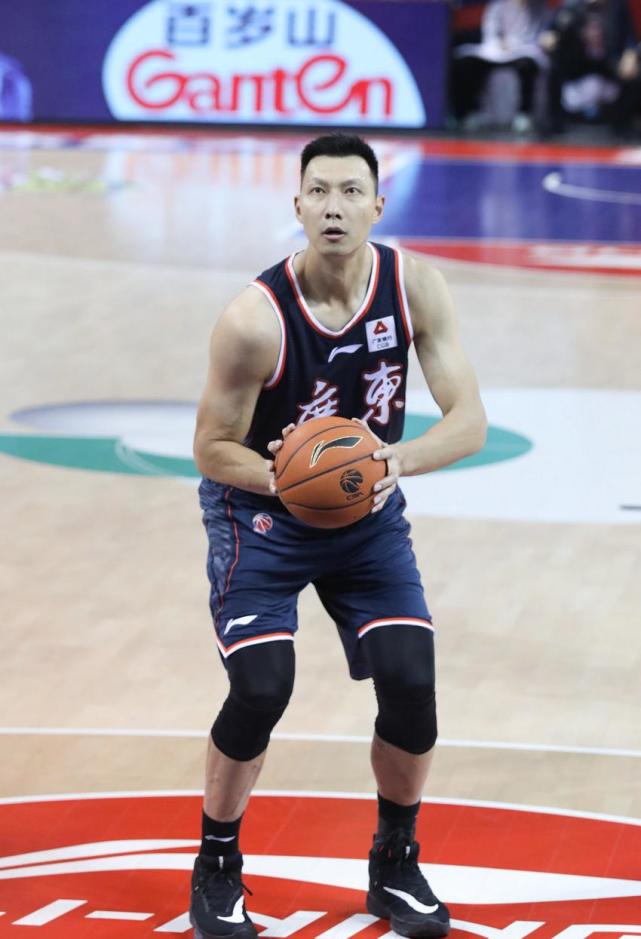 易建联的肌肉,非常发达!34岁的阿联穿最新款耐克战靴,霸气依旧