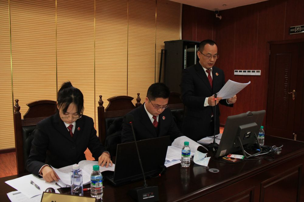 由龙山县人民检察院提起公诉的田富荣等人贪污受贿一案公开宣判