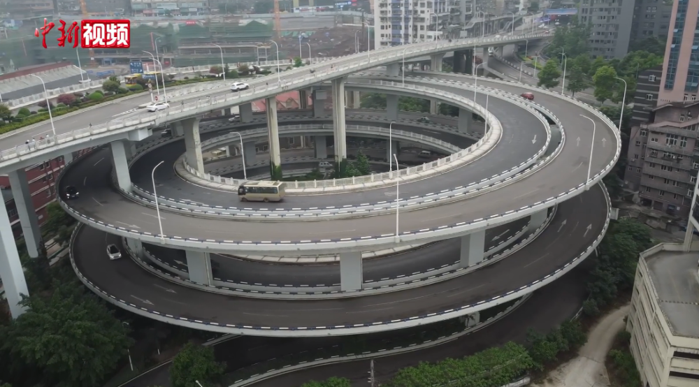 重庆1080度旋转立交桥 走一趟司机都被转晕
