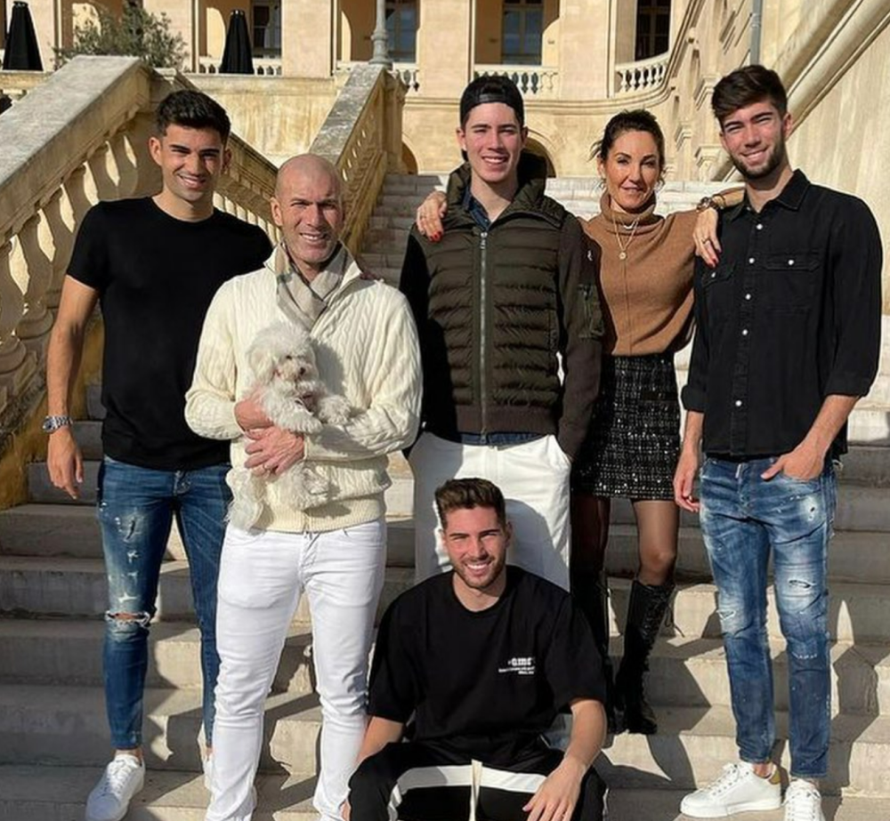 家庭也是人生赢家齐达内一家24口人合照4个儿子长大了都帅