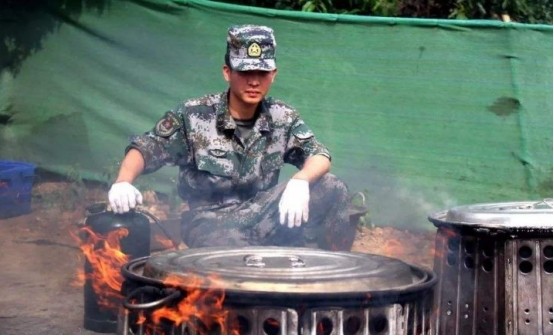 哪怕是特種兵這種全能型兵種看到炊事兵都格外的尊重,主要是自己的