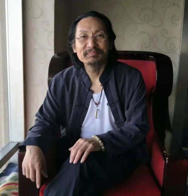 石云峰艺术简历石云峰,1962年生于书画之乡泰州,5岁时父亲发现儿子