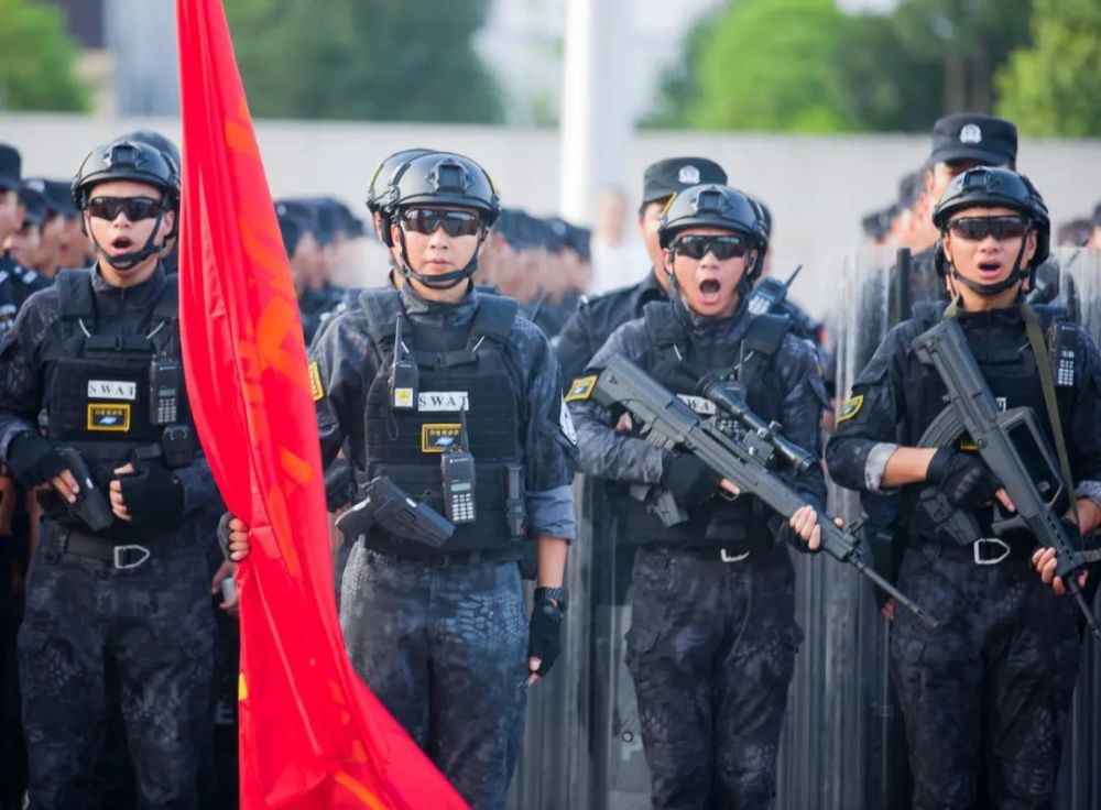 他是谁特警队里的中国锁匠