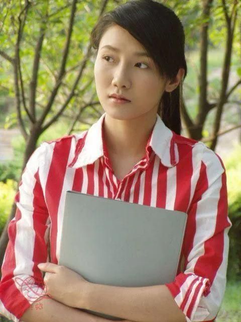 毕业后,她出演了《快乐星球》,她在里面演性格温柔的欧阳老师.