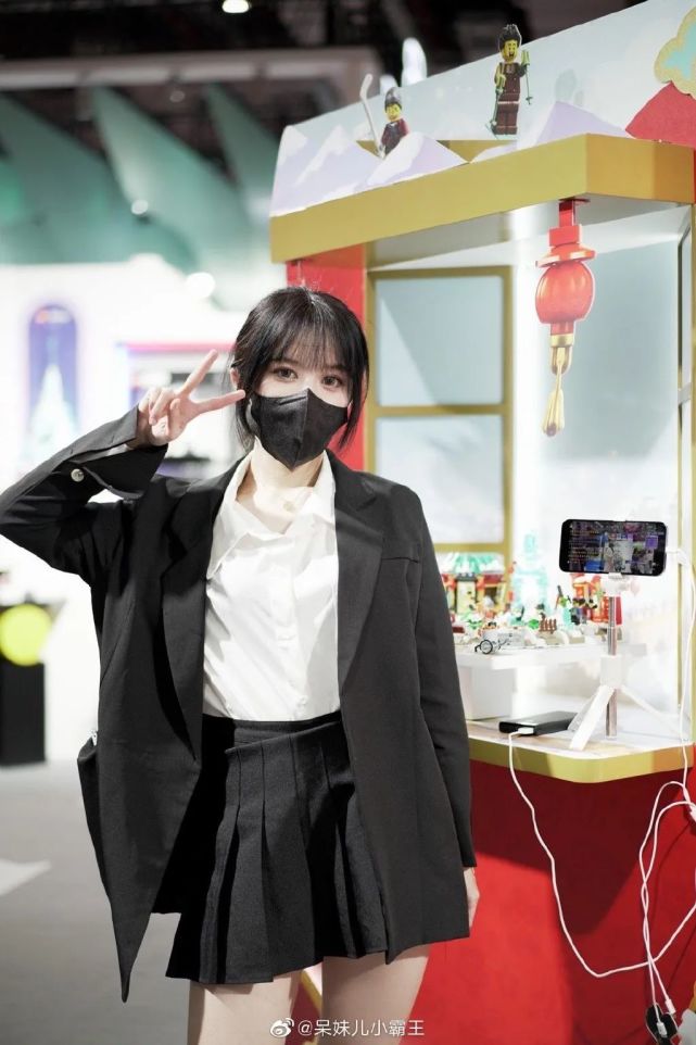 呆妹坐飞机遇究极社死,没化妆遭空少粉丝认出,全飞机都在跟她打招呼?