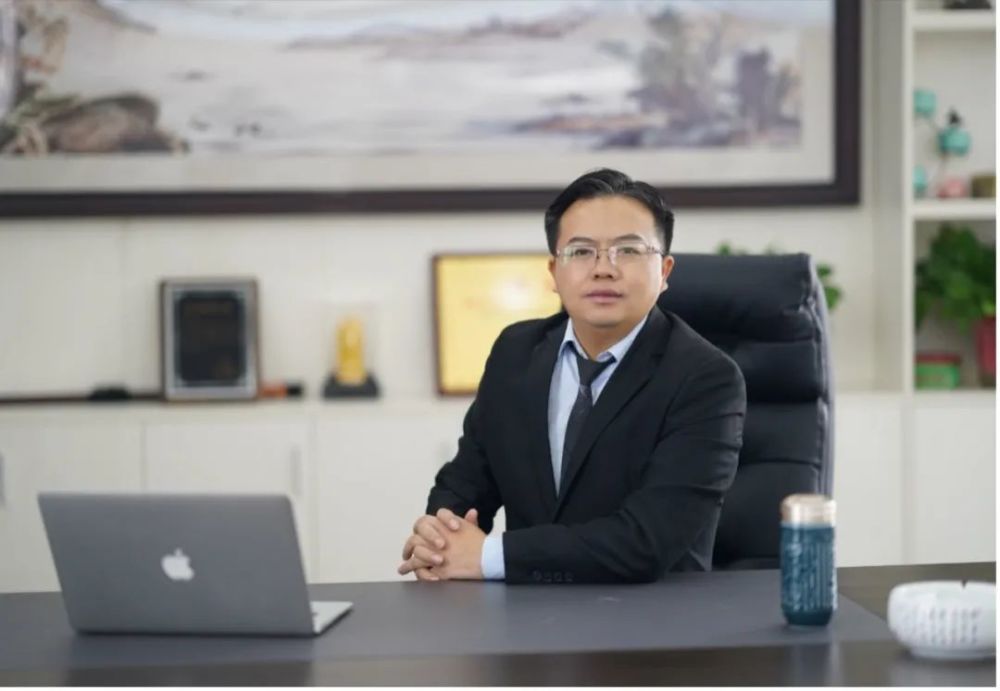 江西青年创业风云人物易海平指尖上的中国芯