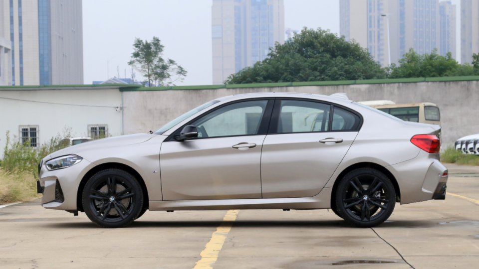 前驱宝马入门三缸宝马1系值得买吗