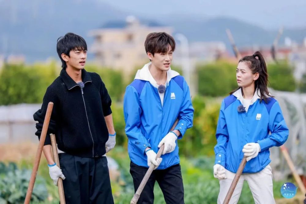 孙嘉灵,龚毅星和吴宇恒前往土笋冻店采风,认真制作