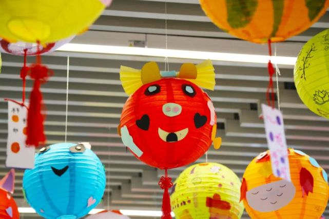 迎新纳福绘灯笼忻州实验双语学校开展灯笼绘画展示活动