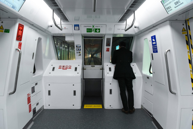 (经济)深圳地铁首条全自动驾驶线路开通初期运营