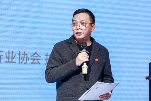 办公室主任余亮(副主任) 《南宁晚报》家居周刊 记者黄广平(副主任)