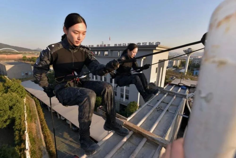 她曾是特警飞鹰突击队队员擒拿格斗,重装越野,高空速降……十八般武艺