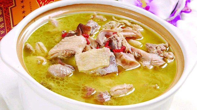 食材:老母鸡调料:红枣,枸杞,生姜,大葱,盐,料酒,胡椒,花椒,味极鲜制作