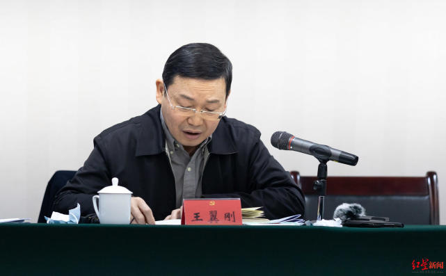 12月28日,全会分组讨论期间,成都市交通运输局局长王翼刚接受红星新闻