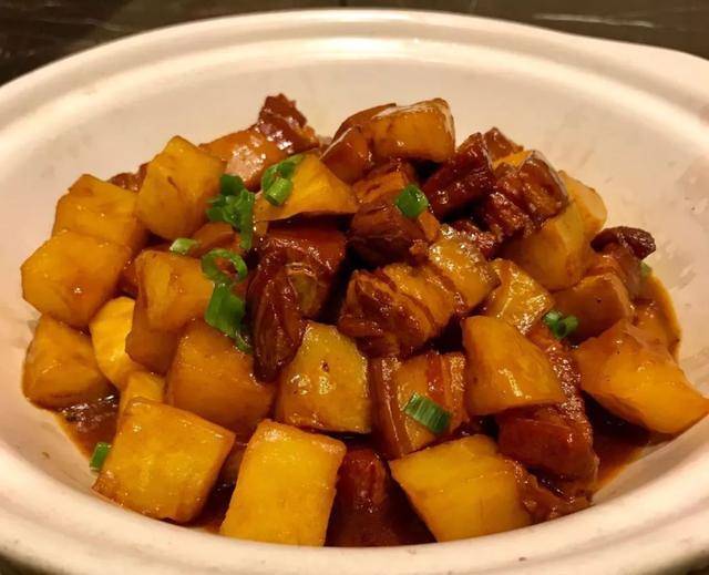 教你做入口即化的五花肉炖土豆又辣又嫩很下饭
