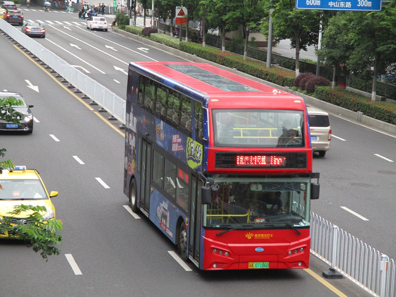 由南京公交集团及春秋集团共同出资,首批6辆大红色的双层巴士分别以