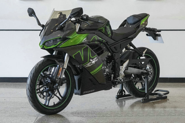 无极250rr降价之后的力帆kp350起售价为19980元,它配备一台双缸350cc