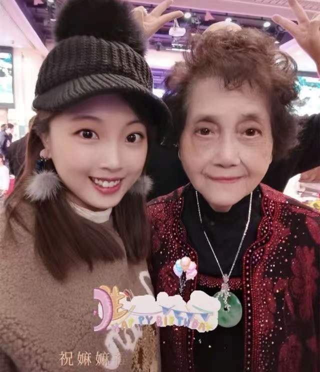 老母亲年岁虽高,但在儿子精心照顾下却多了许多同龄老太太没有的光彩