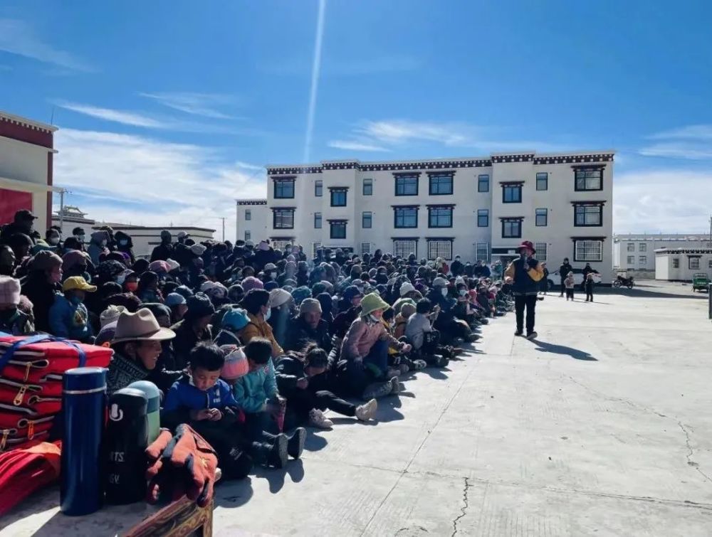 定日县新时代文明实践中心赴岗嘎镇开展暖冬六送活动