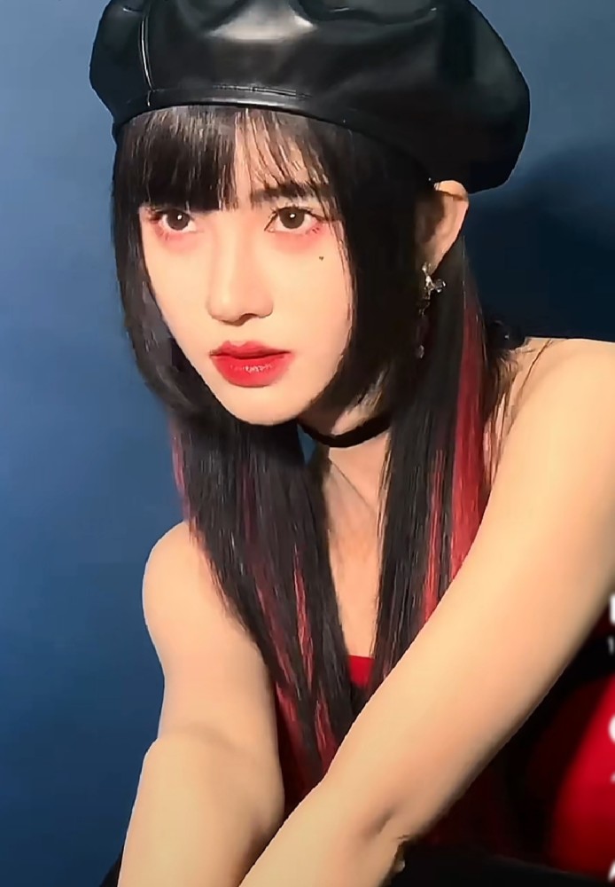 鞠婧祎公主切造型美艳酷辣
