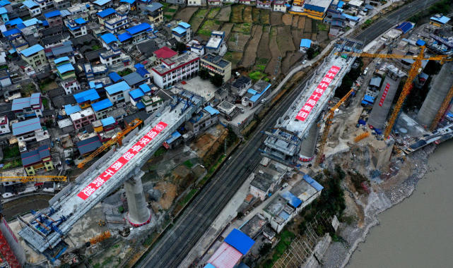 跨越老成昆线 成昆铁路复线埃岱尼日河3号双线特大桥 连续梁成功转体