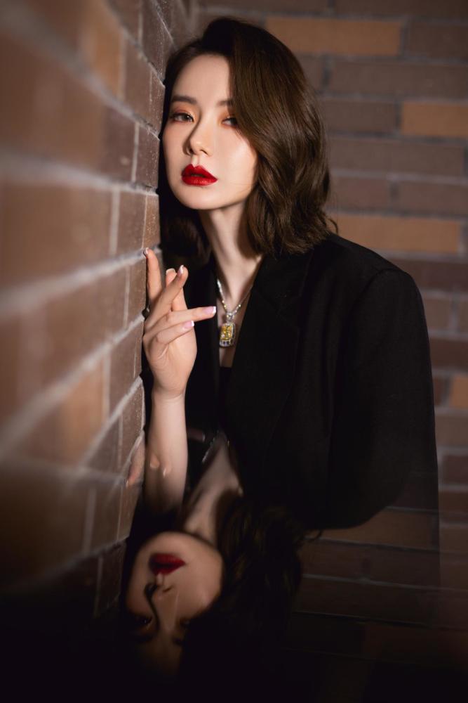 更能凸显性感大气的风格,妆容的加持可以让造型更加有看点,凸显精致感