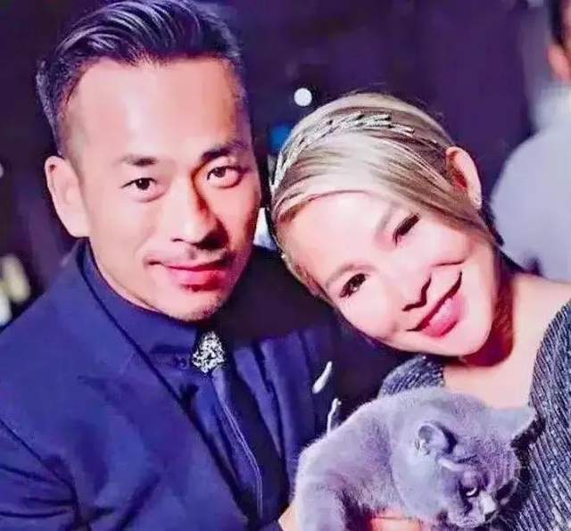 崩牙驹为母亲办寿宴席开20桌不见江湖人第4任妻子罕见露面