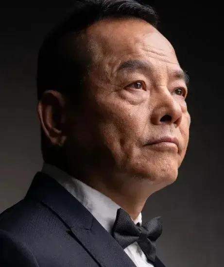 他外出讨生活,最开始做的也是正当的生意,后来因为从做"叠码仔"起家