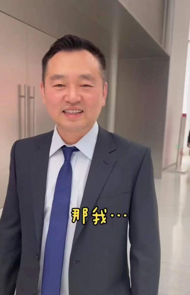 孔令辉亮相红光满面举签名照送人发福仍显帅气难回国乒执教