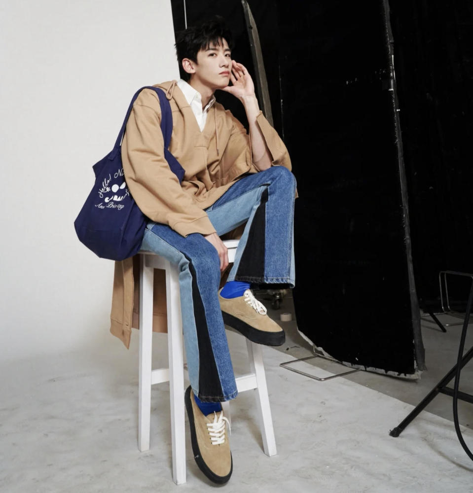 白敬亭的男友感好强新穿搭look成模版带火的字母帽子卖到断货