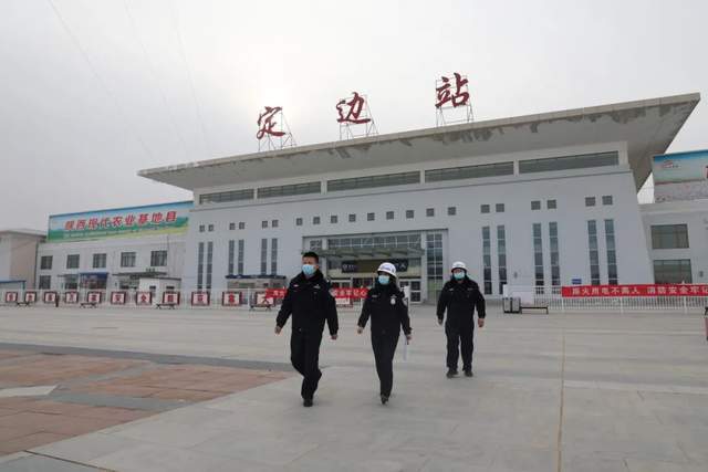 郭继东要求,高速各出口,火车站等点位执勤民辅警要积极配合交通,卫健